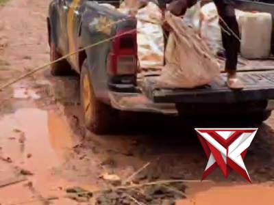 Penambalan jalan yg rusak oleh anggota Polsek Lalan Polres Muba??