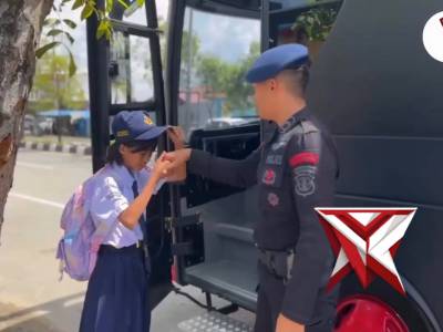 Brimob Peduli Anak, Personel Batalyon A Pelopor Antar Jemput Siswa SMP 2 Tanjung Selor