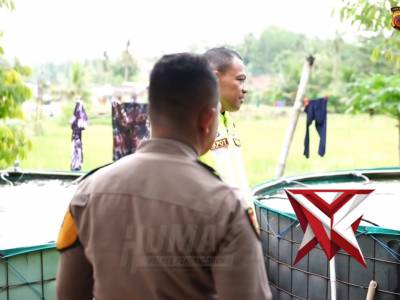 ?Polres Pangandaran berkolaborasi dengan warga Parigi mengembangkan budidaya ikan sistem Bioflok.