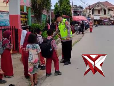 KANIT SAMAPTA POLSEK MUARA RUPIT MELAKSANAKAN PENGATURAN LALU LINTAS KEPADA ANAK SEKOLAH