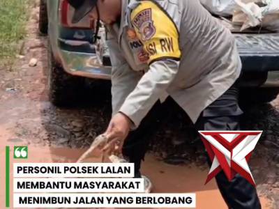 POLRI UNTUK MASYARAKAT, PERS POLSEK LALAN BANTU MASYARAKAT TIMBUN JL BERLUBANG DEMI KEAMANAN BERSAMA