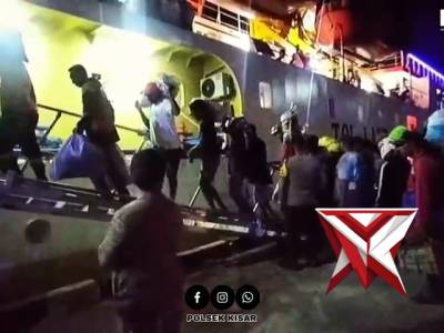 KP3 polsek kisar laksanakan pengamanan embarkasi & debarkasi pada pelabuhan wonreli