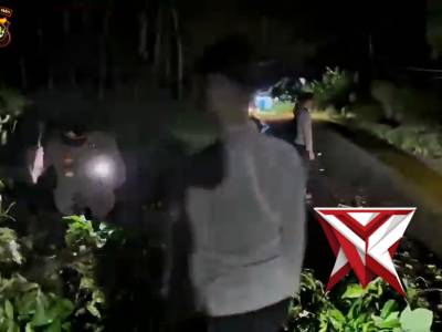 Polri untuk masyarakat membersihkan pohon tumbuh di jalan polres musi Rawas