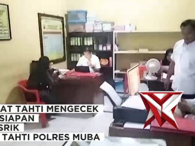 Kasat Tahti mengecek persiapan wasrik sat Tahti Polres muba LT1