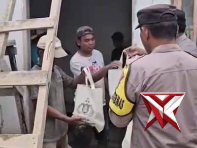 Pembagian sembako Polsek plakat tinggi
