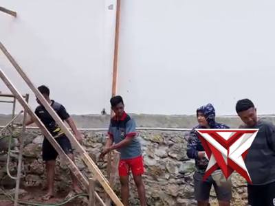 Kerja bakti personil polres MBD di masjid polres maluku barat daya