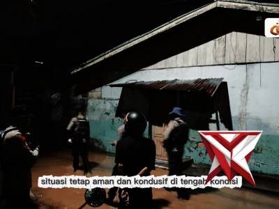 Respon cepat Sat Polair Polresta Manokwari dalam tanggal darurat banjir di Jl. Transito Wosi