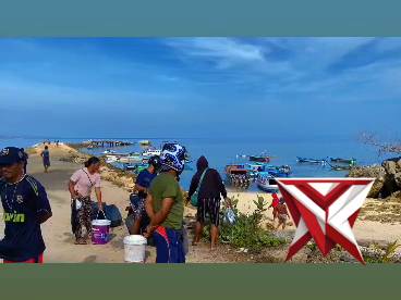 Pembersihan pantai tiakur oleh personil polres MBD dengan warga sekitar