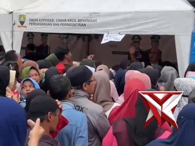 Polres Sumedang hadir melalui Operasi Pasar Murah di Taman Endog Sumedang.