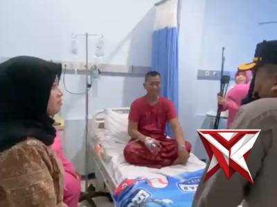 Polsek simokerto dan anggota bhayangkari membesuk anggota yang sakit