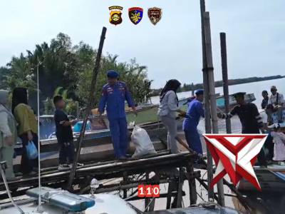 Menolong masyarakat naik turun speed di jembatan Pospol lalan