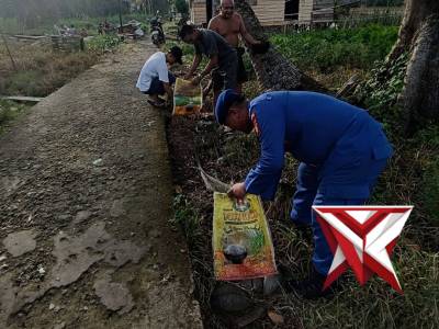 PERSONIL KAPAL POLISI V-1038 PENUGUAN MENGAJAK WARGA UNTUK PEDULI LINGKUNGAN