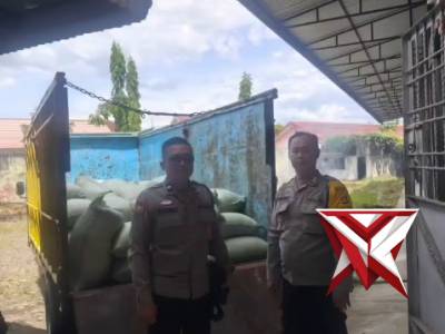 Babhinkamtibmas Polsek Stl Ulu Terawas melakukan pendampingan penjualan jagung ke  Bulog