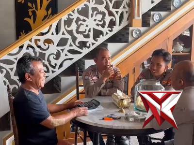 Satbinmas Polres OKI melaksanakan kegiatan sambang dan memberikan himbauan kamtibmas kepada masy - PoliceTube