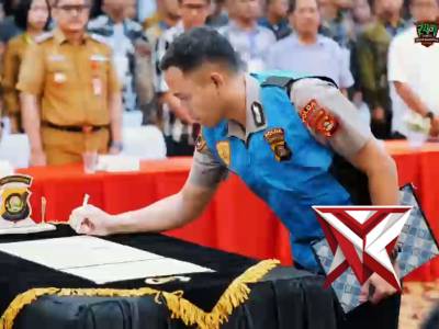 Kapolda Sumatera Selatan Irjen Pol Dr. Sandi Nugroho memimpin upacara pengambilan sumpah dan penanda