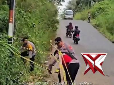 Polsek BTS Ulu Pasang Rambu Jembatan Cik Ani, Wujud Program Kapolda Sumsel IJP Sandi Nugroho