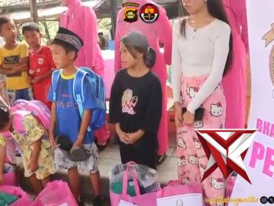 polres ogan ilir peduli membagikan seragam sekolah untuk anak anak korban kebakaran