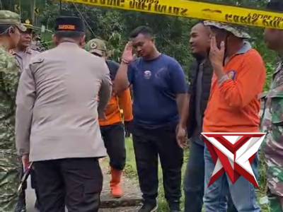 Kapolres Probolinggo bersama Dandim 0820 Probolinggo Tinjau Jembatan Longsor di Desa Negororejo