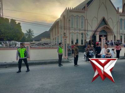 Pengaturan lalin di depan gereja