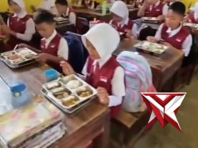 Makan Bergizi Gratis SD Negri 01 Peracak.
.
.
.
Bila ada permasalahan dan butuh bantuan Polisi silah