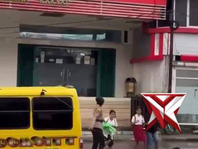 Di tengah derasnya hujan dan padatnya arus kendaraan, kepedulian tetap menjadi prioritas