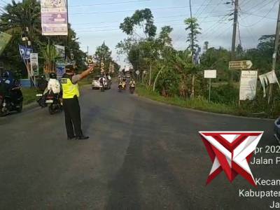 Anggota Polsek Alian melaksanakan giat pengaturan arus lalin disimpang Jatimulyo Kecamatan Alian