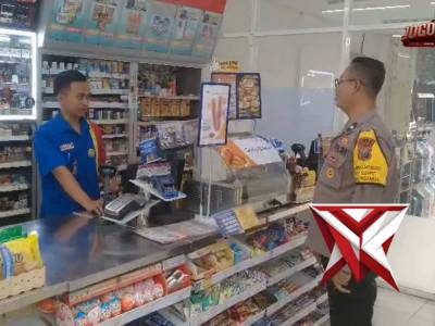 Personil Polsek Kedamean melaksanakan kegiatan patroli dialogis