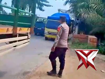 Personil Polsek Tungkal Jaya melaksanakan pengaturan Lalin di Jembatan Tungkal Jaya