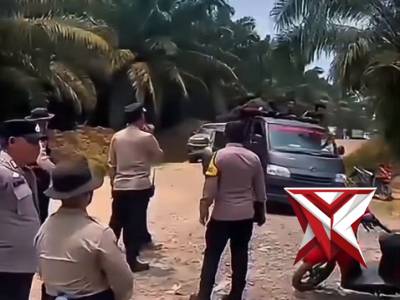 Aksi damai masyarakat Desa Tebing Suluh, Kecamatan Lempuing, Kabupaten Ogan Komering Ilir