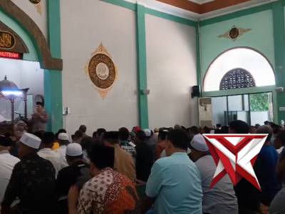 Giat Safari Jum'at KAPOLSEK KAWASAN AKP Ali Fauzi.,S.H di Masjid Nurul Bahari Pelabuhan Gresik - PoliceTube