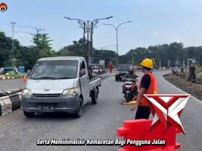 Pengaturan lalu lintas oleh personel Satlantas Polres Muara Enim - PoliceTube