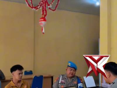 Spkt polsek bayung lencir berikan pelayanan kepada masyarakat dengan 3S (senyum,sapa,salam)????? - PoliceTube