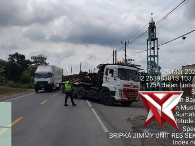 Penyekatan kendaraan sumbu 3 ke atas dalam rangka ops ketupat musi - PoliceTube