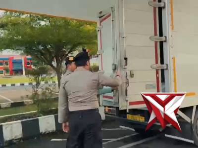 ANGGOTA PENJAGAAN POLDA SUMSEL MELAKSANAKAN PENGATURAN DAN PELAYANAN KEPADA MASYARAKAT.