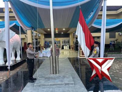 Giat Piket Pawas bersama Piket Propam melaksanakan Penaikan Bendera Merah Putih di Mako Polres OKI,