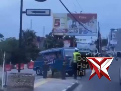 POLISI PENOLONG, ANGGOTA SAT LANTAS BANTU DORONG ANGKOT WARGA YANG MENGALAMI TROUBLE ???????