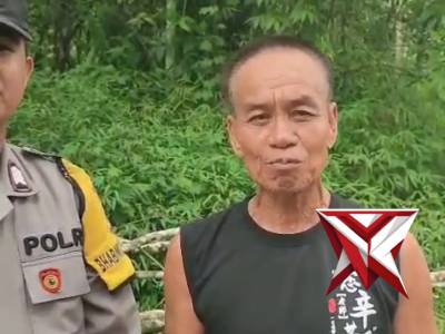 POLSEK JAYALOKA MEMBANTU MEBERSIHKAN POHON TUMBANG