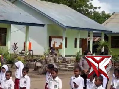 Senyum dan Harapan Baru Anak-anak atas Bantuan Alat Sekolah Dari Kapolda NTT - PoliceTube