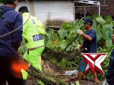 Kapolres Sukabumi Kota Bedah(RuTiLaHu) Rumah Tidak Layak Huni di Kecamatan Cireunghas - PoliceTube