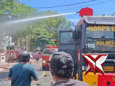 Polisi membantu masyarakat