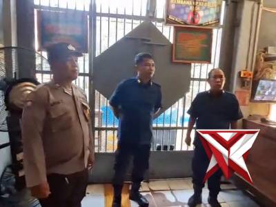 petugas polsek martapura sambang di lapas 2B - PoliceTube