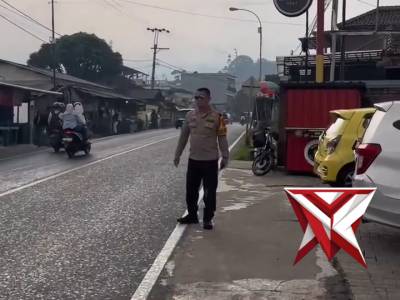 Kapolresta Bandung turun langsung ke lapangan. Dengan sigap, beliau memimpin pengaturan arus lalu li