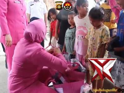 Polres ogan ilir membantu anak2 yg terdampak kebakaran agar tetap bisa sekolah.