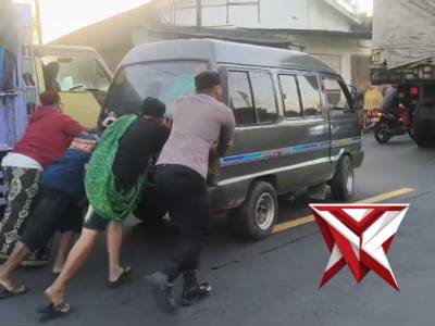 Bantu mobil mogok untuk perlancar arus lalu lintas