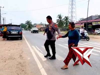 PERSONIL POLSEK TUNGKAL JAYA MEMBANTU MASYARAKAT YANG MEMILIKI KETERBATASAN FISIK