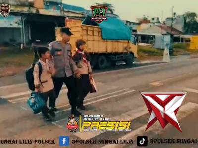 PERSONILPOLSEK SUNGAI LILIN MEMBANTU ANAK SEKOLAH MENYEBRANG JALAN