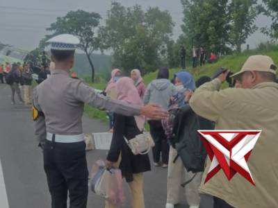 Kasat Lantas Polres Purwakarta bersama jajaran bergerak cepat menangani Laka bus di Tol Cipali KM 78 - PoliceTube