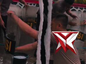 Personel gabungan Polres Cianjur bergerak cepat menangani kejadian pohon tumbang - PoliceTube