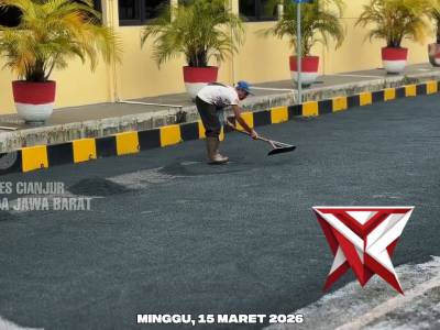 Polres Cianjur melaksanakan kegiatan pengaspalan jalan di area Mako Polres Cianjur,l - PoliceTube