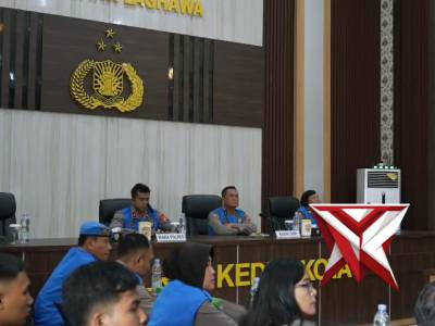 Wakapolres Kediri Kota Kompol Putu Gde Caka Pratyaksa Ratsuko bersama Kabag SDM Polres Kediri Kota m